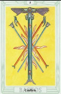 Cinco de Bastos en el Tarot de Thoth (La Lucha), relación con Saturno en Leo.