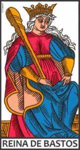 Reina de Bastos en el Tarot de Marsella
